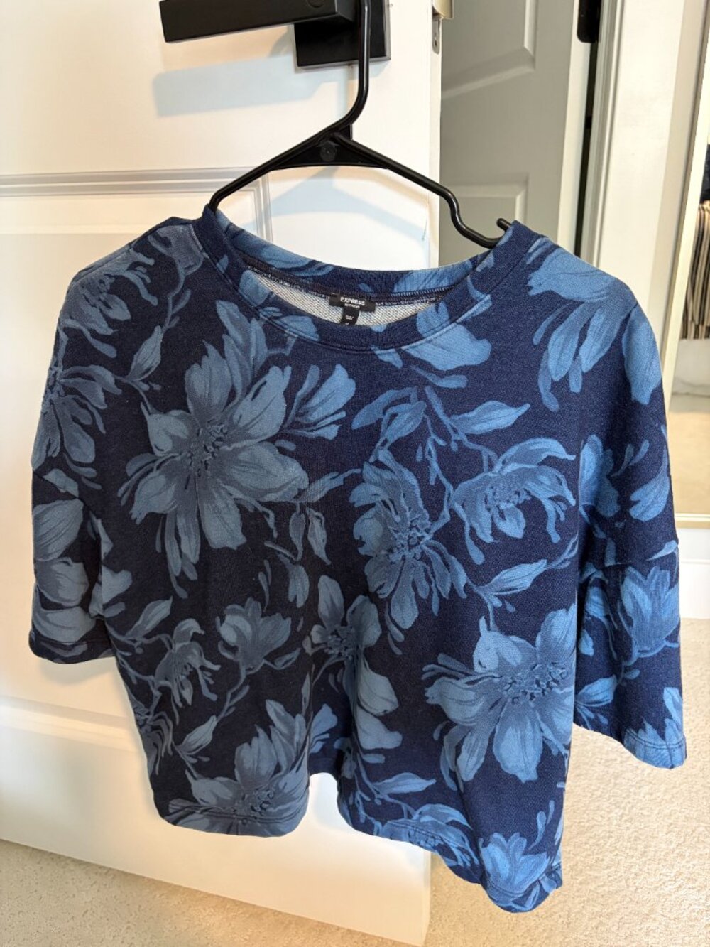 Express Cropped Blue Floral T Shirt Size Medium